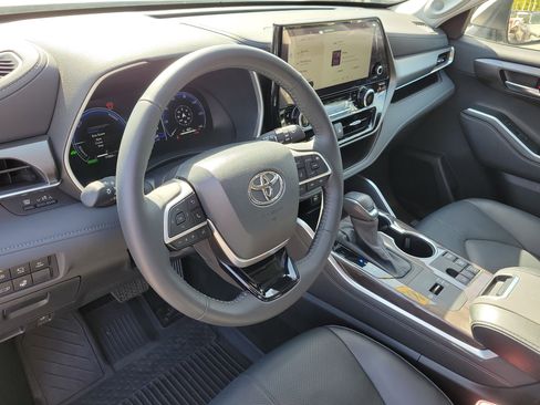 Used 2024 Toyota Highlander Limited image 24