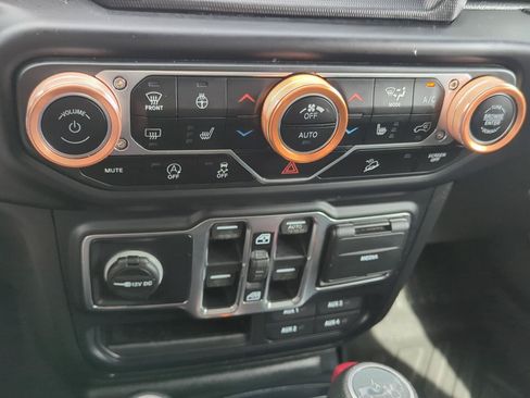 Used 2019 Jeep Wrangler Unlimited Sahara w/ Uconnect 4C Nav & Sound Group AWD/4WD image 27