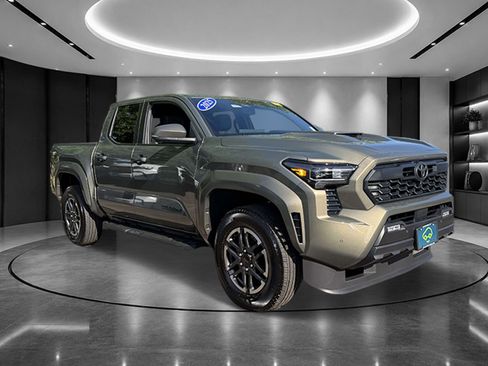 Used 2025 Toyota Tacoma TRD Sport w/ TRD Sport Premium Package AWD/4WD image 2