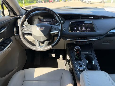 Used 2023 Cadillac XT4 Luxury w/ Cold Weather Package AWD/4WD image 10