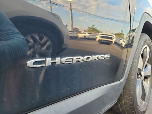 Used 2020 Jeep Cherokee Limited FWD image 27