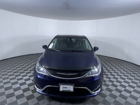 Used 2019 Chrysler Pacifica Touring Plus image 3