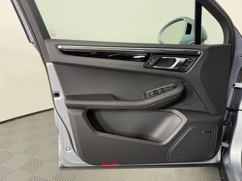 Certified 2026 Porsche Macan AWD/4WD image 21