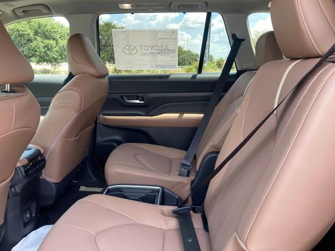 New 2026 Toyota Grand Highlander Platinum image 3