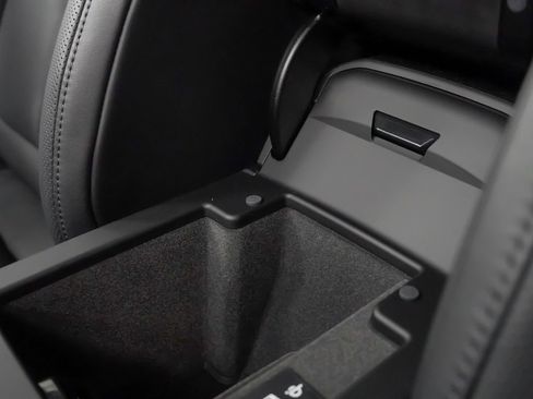 Used 2025 Porsche Macan image 35