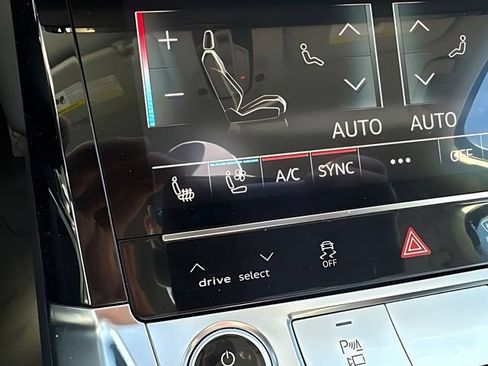 Used 2023 Audi e-tron Premium Plus w/ Premium Plus Package AWD/4WD image 25