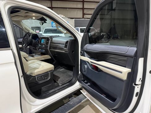 Used 2018 Ford Expedition Platinum RWD image 25