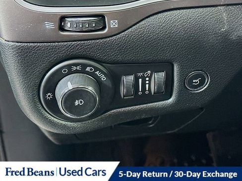 Used 2019 Jeep Cherokee Latitude Plus w/ Comfort/Convenience Group AWD/4WD image 12