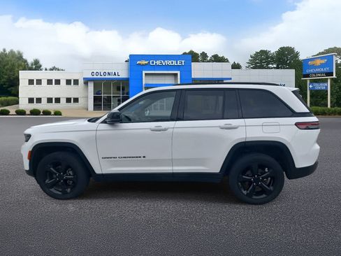 Used 2023 Jeep Grand Cherokee Altitude AWD/4WD image 6