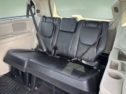 Used 2015 Chrysler Town & Country Touring-L w/ Driver Convenience Group image 11