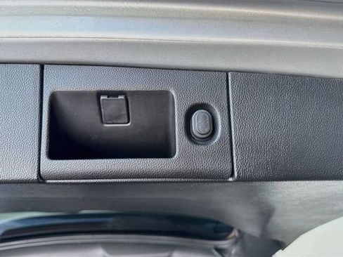 Used 2017 GMC Yukon SLT AWD/4WD image 37