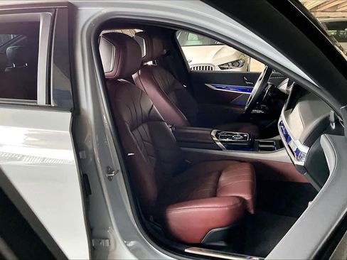 Used 2024 BMW 740i w/ Executive Package image 9