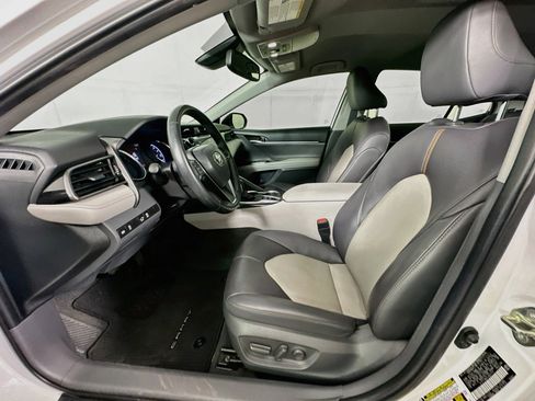 Used 2020 Toyota Camry XLE FWD image 13
