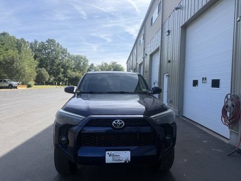 Used 2015 Toyota 4Runner SR5 AWD/4WD image 4