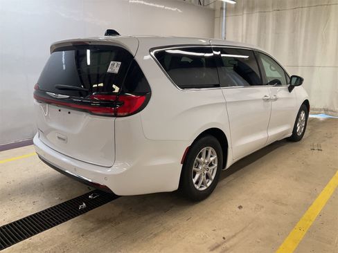 Used 2024 Chrysler Pacifica Touring-L image 4