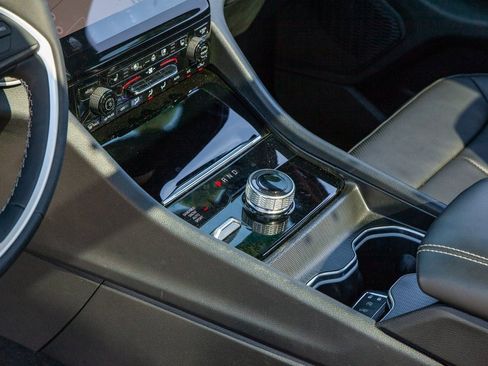 Used 2025 Jeep Grand Cherokee Limited w/ Luxury Tech Group II image 14