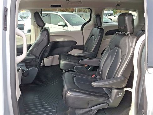 Used 2023 Chrysler Pacifica Touring-L image 8