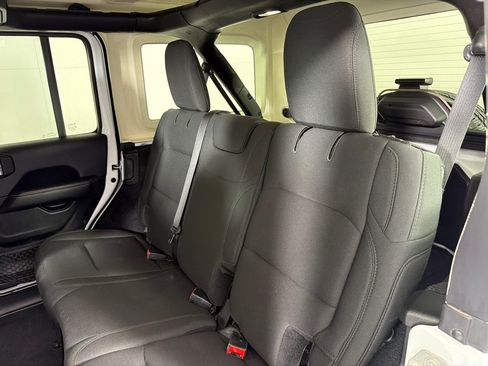 Used 2019 Jeep Wrangler Unlimited Sahara AWD/4WD image 18