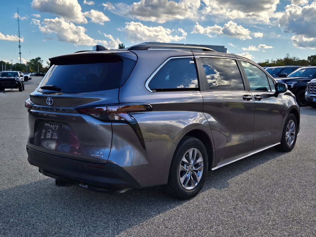 Used 2024 Toyota Sienna LE AWD/4WD image 6