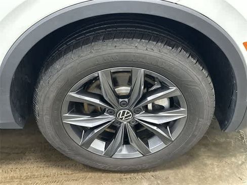 Certified 2022 Volkswagen Tiguan SE image 5