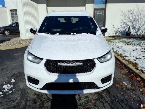 Used 2025 Chrysler Pacifica Limited image 28