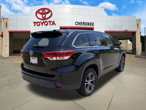 Used 2019 Toyota Highlander LE FWD image 5