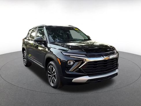 Used 2025 Chevrolet TrailBlazer LT w/ Driver Confidence Package image 3