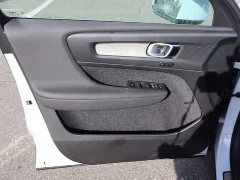 Used 2025 Volvo XC40 B5 Core image 15