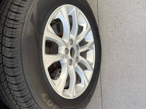 Used 2019 Jeep Cherokee Latitude w/ Popular Appearance Group AWD/4WD image 10