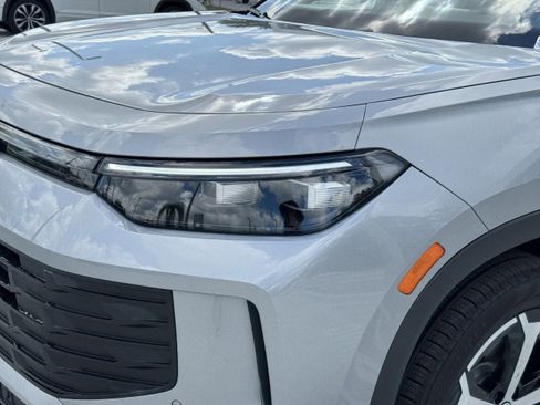 New 2025 Volkswagen Tiguan SE image 8