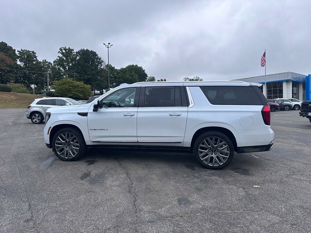 Used 2026 GMC Yukon XL Denali Ultimate w/ LPO, Illumination Package AWD/4WD image 4