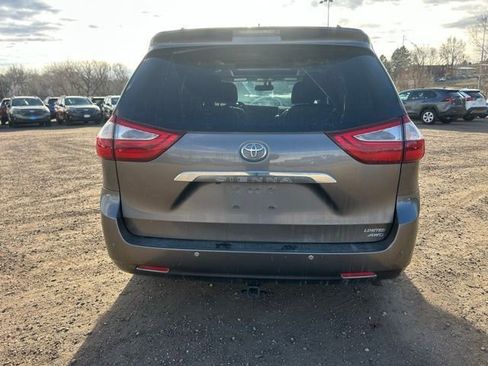 Used 2017 Toyota Sienna Limited Premium image 5