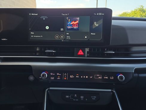 Used 2025 Kia Carnival SX w/ SX Dark Edition Package FWD image 17
