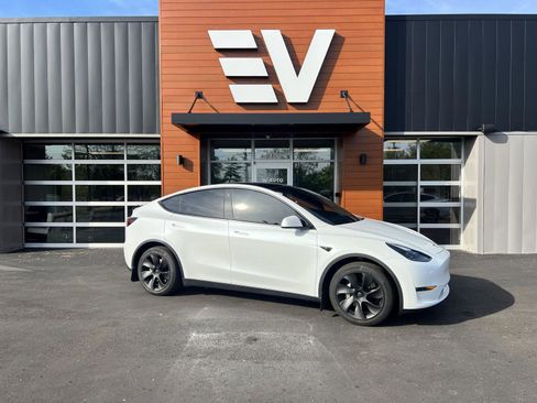 Used 2023 Tesla Model Y Long Range image 1
