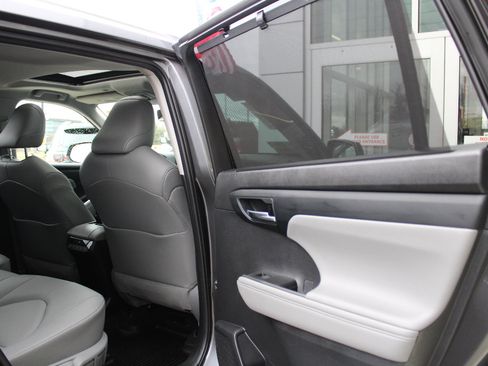 Used 2021 Toyota Highlander XLE image 26