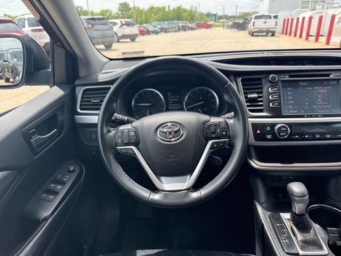 Used 2019 Toyota Highlander XLE AWD/4WD image 27