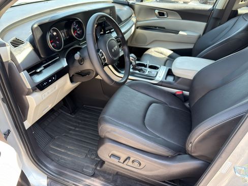 Used 2023 Kia Carnival LX FWD image 13