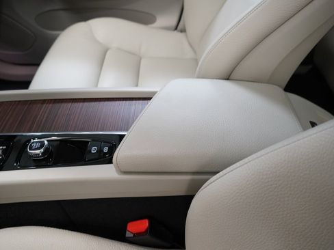 Used 2020 Volvo XC90 T6 Momentum image 24