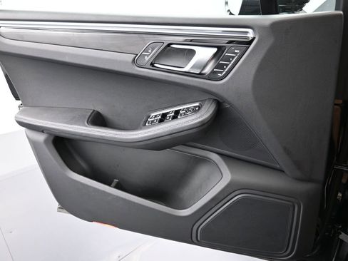 Certified 2025 Porsche Macan image 14