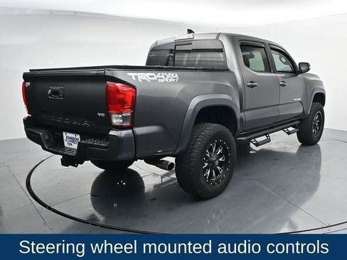 Used 2017 Toyota Tacoma TRD Sport AWD/4WD image 10