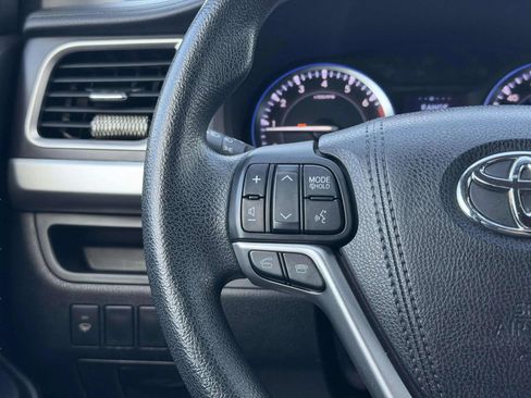 Used 2015 Toyota Highlander LE AWD/4WD image 32