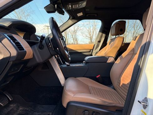Certified 2024 Land Rover Discovery Metropolitan Edition AWD/4WD image 11