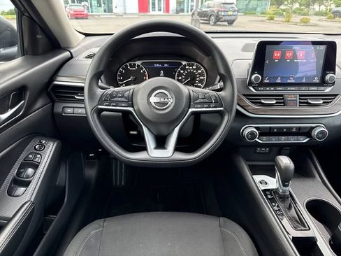 Used 2025 Nissan Altima 2.5 SV FWD image 18