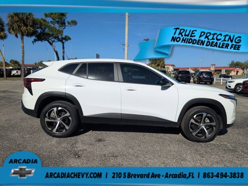 Certified 2025 Chevrolet Trax RS w/ Driver Confidence Package FWD image 3