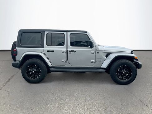 Used 2018 Jeep Wrangler Unlimited Sahara AWD/4WD image 8