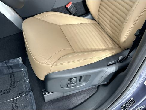 Used 2025 Land Rover Discovery Dynamic SE image 17