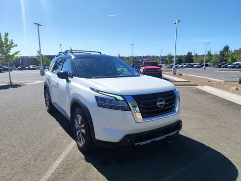 Used 2022 Nissan Pathfinder SL AWD/4WD image 1