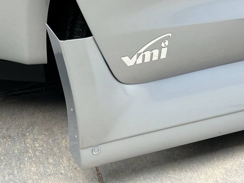 Used 2023 Chrysler Pacifica Touring-L w/ Uconnect Theater Family Group FWD image 9