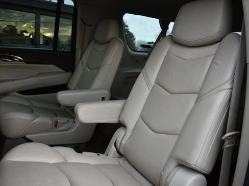 Used 2020 Cadillac Escalade ESV Premium Luxury image 27