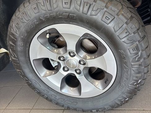 Used 2017 Jeep Wrangler Unlimited Sahara w/ Connectivity Group AWD/4WD image 9